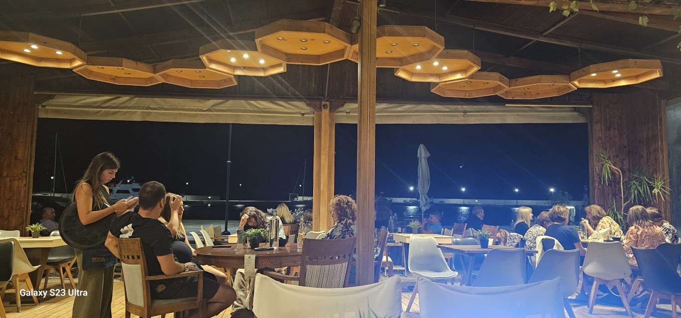 Σερβίρισμα ποτών στα Καρδάμυλα Χίου