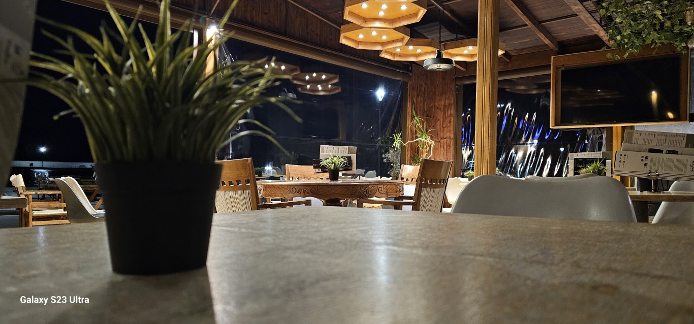 Εσωτερικός χώρος και ατμόσφαιρα στο Destijl Bar